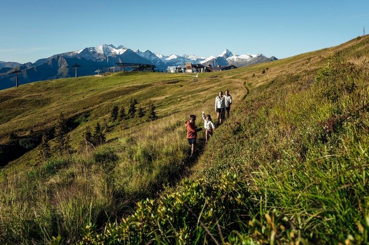 Zum Wandern bei Salzburg gehört die Schmittenhöhe. Auf dem Bild sieht man eine Familie beim Wandern.