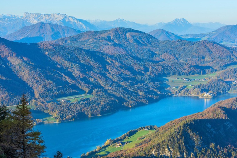 Zum Wandern bei Salzburg gehört der Gaisberg. Das Foto zeigt einen Blick vom Schober über den Fuschlsee und vorbei am Gaisberg.