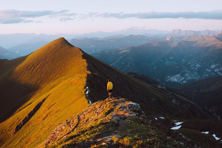 Zum Wandern bei Salzburg gehört der Almenweg. Auf dem Bild sieht man den Gamskarkogel im Gasteinertal.
