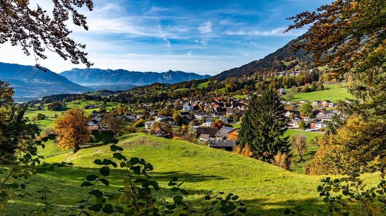 Schönes Alpendorf Feldkirch mit dem Zug erreichen.