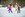 Erwachsene und Kinder fahren im Winter Schlittschuh