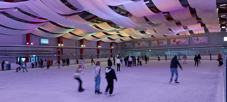 In der EisStadthalle ist man vom Wetter geschützt.
