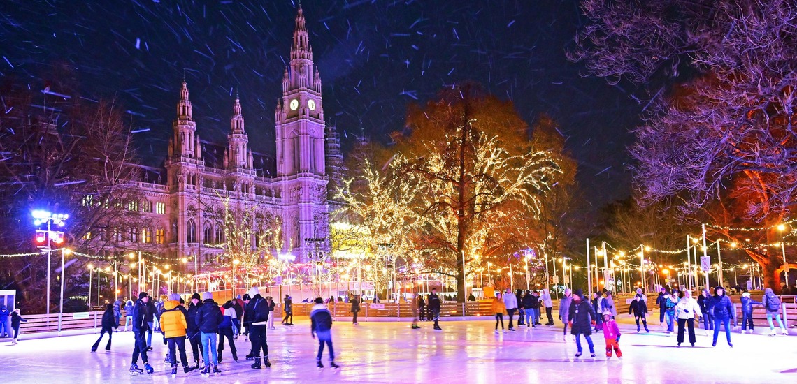 Eislaufen in Wien: Der Wiener Eistraum bei Nacht. 