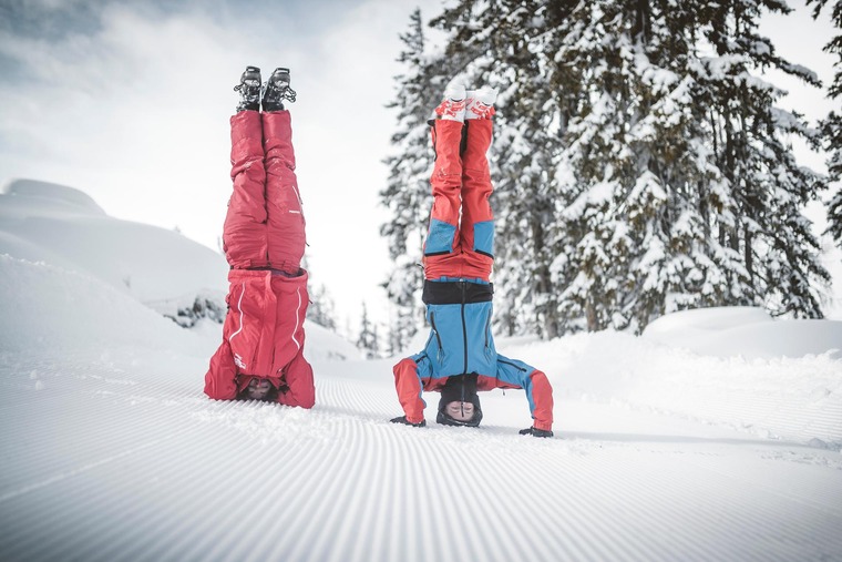 Menschen machen Yoga in Skikleidung im Gasteinertal