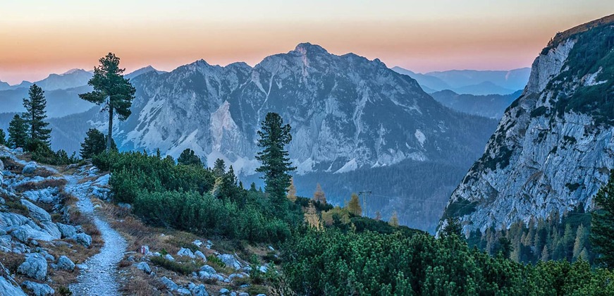 Sonnenuntergang hinter den Bergen in Oberösterreich