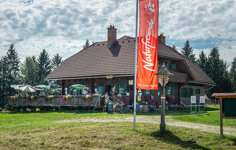 Außenansicht vom Schutzhaus Hochanger auf der Wiese