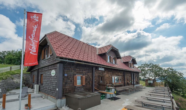 Traisnerhütte mit leerer Terrasse auf Hang in Niederösterreich