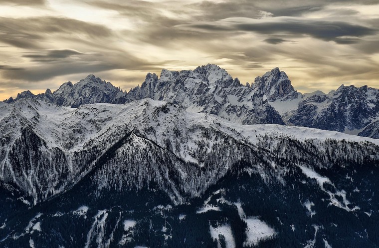 Mit dem Zug zum Skifahren: Panoramablick auf die Osttiroler Alpen von Sillian aus. 