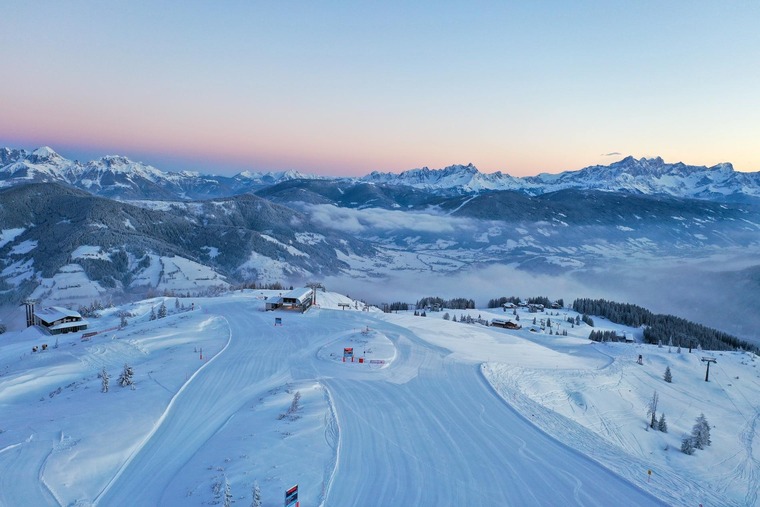 Mit dem Zug zum Skifahren: Ein Blick über eine Skipiste in der Skiregion Snow Space Salzburg