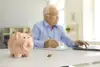 Pensionist spart Geld und berechnet Ersparnis mit dem Computer.