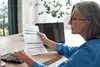 Frau mit Formular