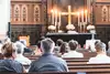 Pensionisten beten in der Kirche