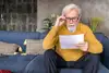 Pensionist sieht sich seinen Lohnzettel an.