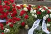 Frisches Grab mit Blumenkränzen.