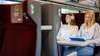 Entspannte Passagierinnen in Ruhezone von Railjet Neue Generation