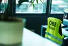 Aufnahme im Büro gemacht eines Arbeitsplatzes. Eine Warnweste hängt über einem Bürostuhl und darauf steht "ÖBB Presse".