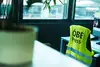 Aufnahme im Büro gemacht eines Arbeitsplatzes. Eine Warnweste hängt über einem Bürostuhl und darauf steht 'ÖBB Presse'.