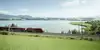Zug in Landschaft, See dahinter