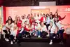 Gruppe an Mitarbeitende jubelnd 