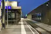 Bahnsteig am Bahnhof Hennersdorf in der Nacht