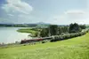 Railjet fährt neben See vorbei