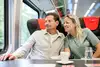 Mann und Frau sitzen im Railjet