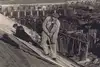 Sowjetischer Zwangsarbeiter bei Dachreparaturarbeiten im Reichsbahnausbesserungswerk Floridsdorf, im Hintergrund die Floridsdorfer Hochbahn