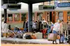 Reisende Menschen am Bahnsteig
