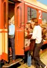 Junge Reisende mit Interrail-Ticket beim Einsteigen in den Zug