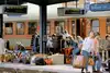 Reisende Menschen am Bahnsteig