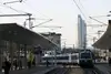 Zug fährt in erneuerten Bahnhof Wien-Praterstern ein