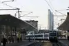 Zug fährt in erneuerten Bahnhof Wien-Praterstern ein