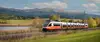 ÖBB Cityjet durchquert Landschaft mit See im Hintergrund