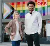 Zwei ÖBB Mitarbeiter:innen, eine Frau und ein Mann, vor der ÖBB Unternehmenszentrale
