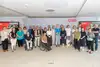 Ein Gruppenfoto, mit allen Teilnehmer:innen der Festveranstaltung