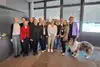 Ein Gruppenfoto der Teilnehmer:innen der Konzernplattform Barrierefreiheit inklusive einem Assistenzhund einer Teilnehmerin.