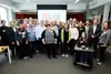 Gruppenfoto der rund 30 Teilnehmer:innen des ÖBB Stakeholder:innen-Dialogs Barrierefreiheit. 