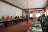 Seminarraum mit Zuhörern, die auf eine Leinwand schauen und ein Vortragender über das Thema "Barrierefreie Bahnhöfe" erzählt.
