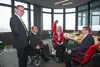TeilnehmerInnen sitzen am grossen Tisch und diskutieren