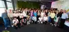 Ein Gruppenfoto der Besucher:innen der Pride Kick-off Veranstaltung.