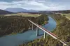 Luftbild Railjet fährt über Brücke
