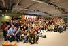 Teilnehmende des Dreiländerhack 2024 versammeln sich für ein gemeinsames Gruppenfoto.
