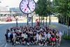 Gruppenfoto der Teilnehmenden des Hack4Rail vor der Bahnhofsuhr in Bern.