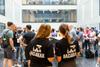 Teilnehmende von hinten mit Hack4Rail-T-Shirts.
