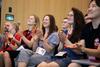 Teilnehmende applaudieren bei der Präsentation der Projektergebnisse.