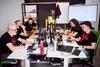 Ein Team arbeitet gemeinsam an Computern an einer digitalen Lösung.