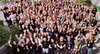 Teilnehmende des Hack4Rail 2026 versammeln sich für ein Gruppenfoto im Innenhof.