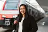 Triebfahrzeugführerin vor ÖBB-Zug