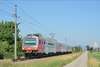 ÖBB 4020: Abschied der Wiener S-Bahn Legende. Auf dem Bild sieht man einen Zug der 4020er-Reihe in rot - mit Landschaft im Hintergrund.