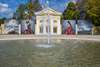 Events Österreich: Blick auf die Orangerie Baden und zwei Bilder der Ausstellung Festival La Gacilly-Baden Photo